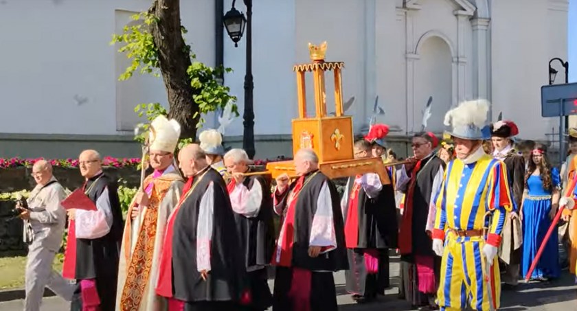 Dyrektorzy o apelu naczelnika Kucharskiego: Pokazaliśmy katechetom. I powiesiliśmy w pokojach nauczycielskich, zgodnie z zaleceniem