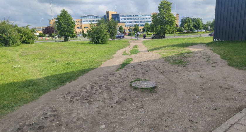 Radomszczanin: Chodzę za tym od trzech lat i nic. Ludzie dalej brną w błocie, a wystarczyłby kawałeczek chodnika