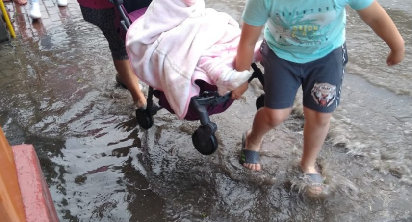 Pierwsza letnia burza w Radomsku. Zalany remontowany fragment Żeromskiego, tradycyjnie jezioro pod mostkiem, Reymonta pod wodą