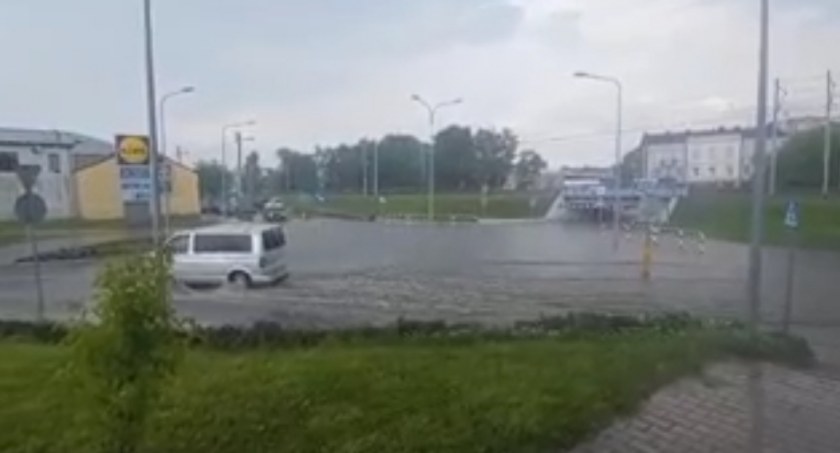 [Wideo] Takie filmy w tym miejscu można kręcić po każdym większym deszczu. Czytelnicy kręcą i pytają: naprawdę nie da się nic zrobić?