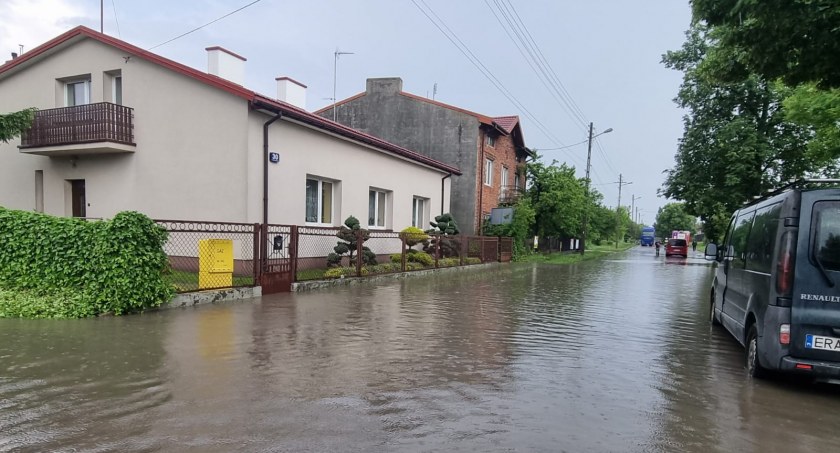 Bilans czwartkowej burzy: Strażacy wyjeżdżali do akcji 40 razy. 16 zalanych domów i 4 budynki gospodarcze