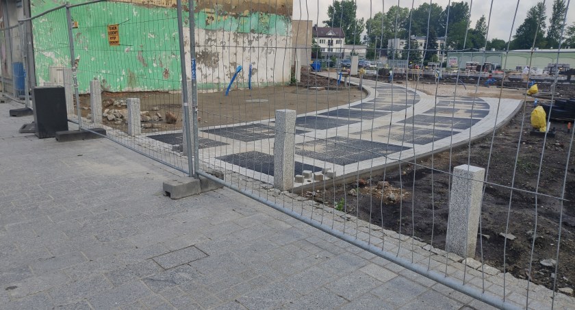 Parking przy Reymonta. Czytelnik pyta: To tam nie będzie wjazdu? Tak było w projekcie, odpowiada urząd 