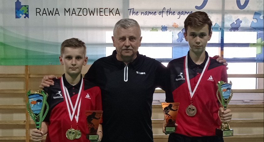 Tenisiści z medalami Międzywojewódzkich Mistrzostw młodzików w Rawie Mazowieckiej