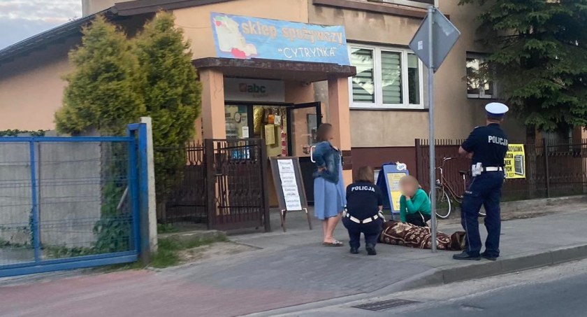 68-letnia rowerzystka wjechała w znak drogowy. Do nietypowej kolizji doszło na ulicy Narutowicza