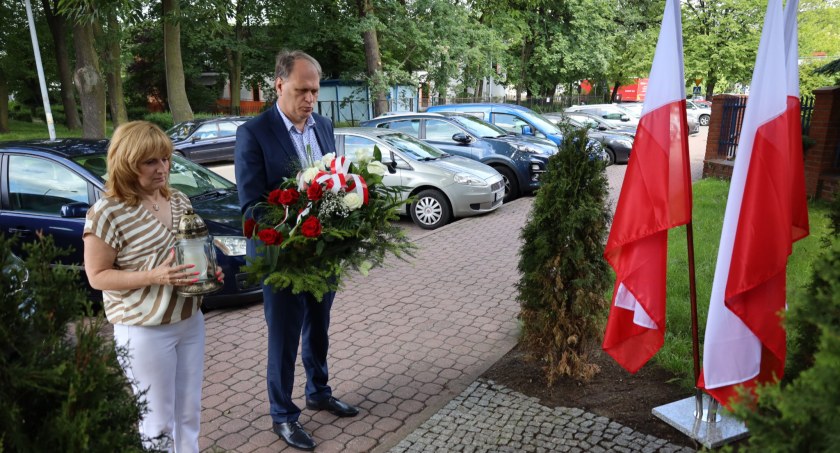 Kwiaty pod macewą w Dniu Ofiar Nazistowskich Obozów Koncentracyjnych