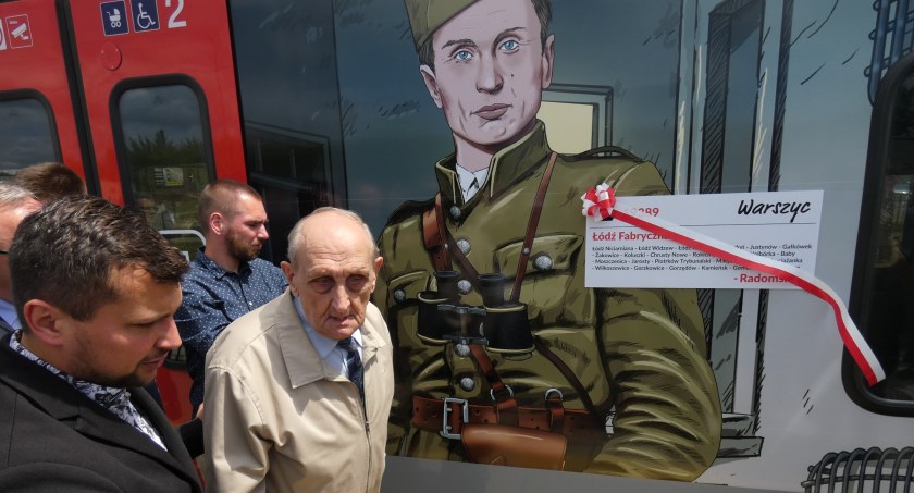 [Zdjęcia] Pociąg imienia Warszyca wjechał na dworzec PKP w Radomsku. Wstęgę przeciął syn Stanisława Sojczyńskiego