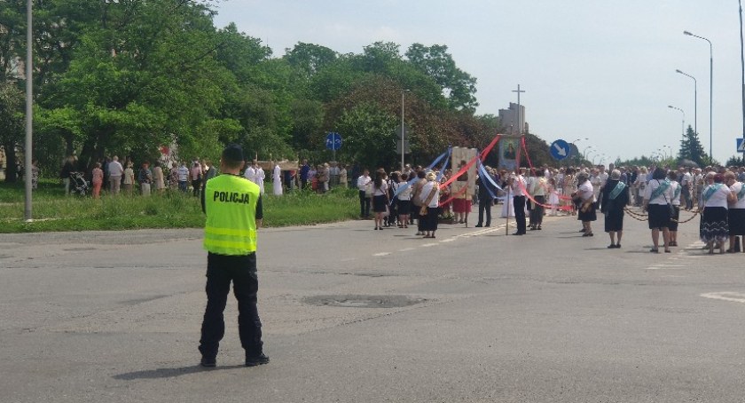 [Zdjęcia] Boże Ciało. Ulicami miasta przechodzą procesje wiernych z Najświętszym Sakramentem 