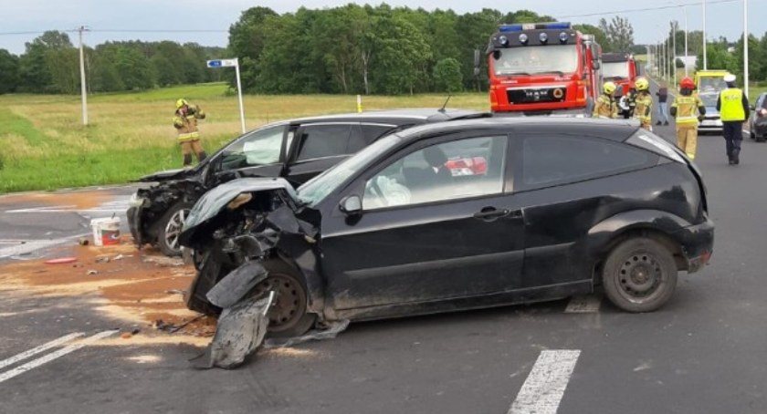 Zderzenie dwóch samochodów w okolicy miejscowości Gałkowice Nowe. Trzy osoby odwieziono do szpitala 