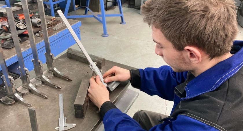 Piętnastu uczniów Mechanika weźmie udział w płatnym stażu w wakacje. Dla lepszego startu