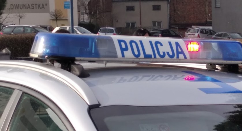 W Wojciechowie w gminie Przedbórz auto wypadło z drogi. Na miejsce wysłano służby ratunkowe