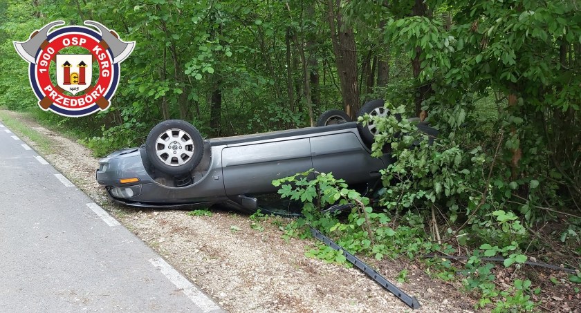 Na drogę wybiegła sarna. 74-latek stracił panowanie nad autem. Na miejsce wezwano śmigłowiec LPR