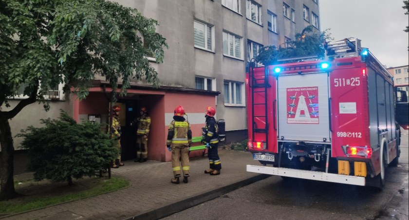 Pożar w wieżowcu przy Piastowskiej. Na miejscu trzy wozy, strażacy szukają ognia albo dymu 