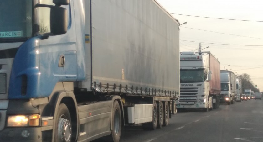 Remont Krakowskiej coraz bliżej. Czy wprowadzony zostanie zakaz wjazdu do miasta ciężarówkom? 