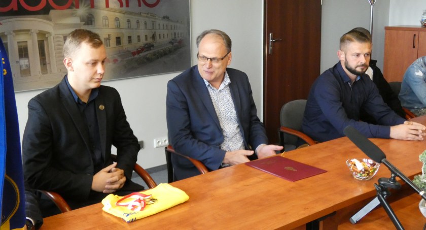 Prezes RKS-u Bartłomiej Mazur przekazał prezydentowi pamiątkową koszulkę. Trener Ściebura i piłkarze chcą mocnego przeciwnika