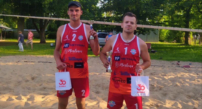 Siatkarze na podium. Na plażówce nocą w Burzeninie. W następnym sezonie zabraknie Kamila Nowickiego
