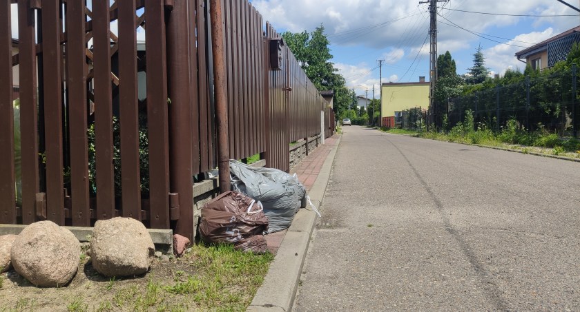 Jak się tu żyje? Od zalania do zalania. Po każdym deszczu dłuższym niż kwadrans