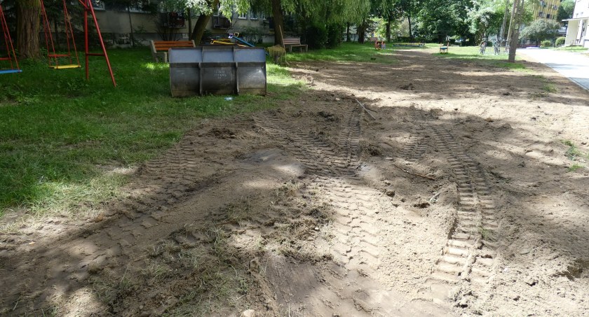 Pani Barbara: Przy Piastowskiej buldożery zniszczyły nam zieleń. A w spółdzielni nikogo nie ma