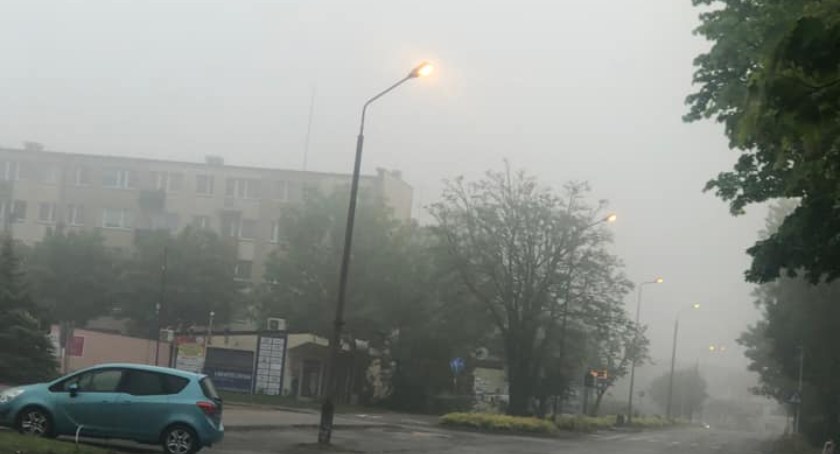 Na jednych ulicach egipskie ciemności, na innych - rozrzutność? Miasto nie kontroluje włączania latarni?