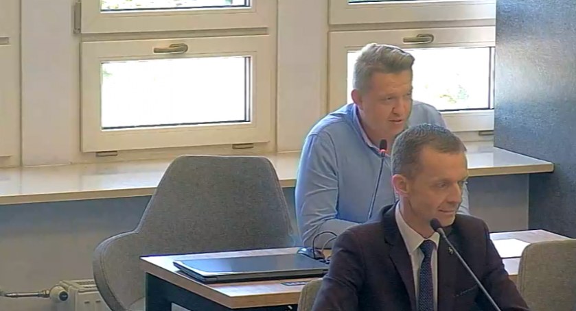 Radni dyskutują o stanie miasta a Paweł Aulich pyta: gdzie informacje o podwyżkach, odszkodowaniach i konsekwencjach wobec urzędników?
