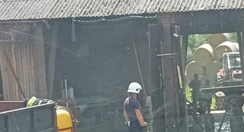 Spłonął dach drewnianej stodoły w Trzebcach. Przyczyną zwarcie instalacji elektrycznej