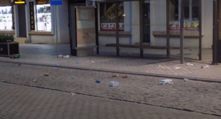 Po piątkowych balach zostały śmieci. Nad ranem centrum miasta wygląda jak slamsy. Straż miejska jest potrzebna? 