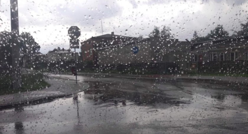 IMGW ostrzega przed burzami z gradem. Porywy wiatru mają sięgać 70km/h