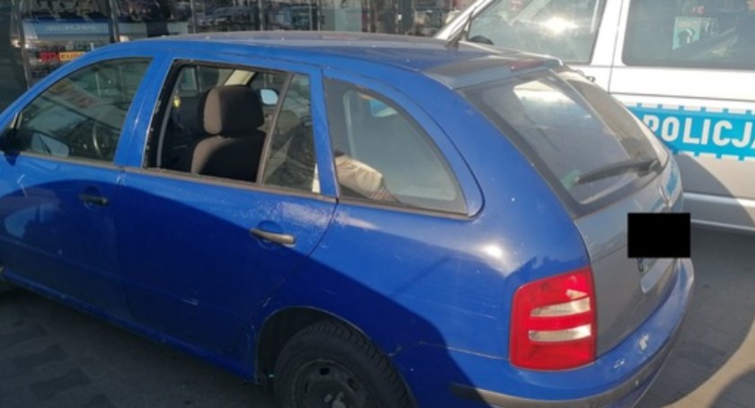 Zostawił yorka w rozgrzanym samochodzie. Policjantom, którzy uratowali psa, powiedział, że nie było go kilka minut 