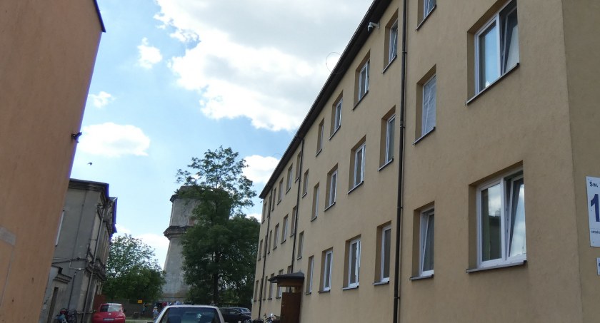 Rodzina w matni. Sąd: zagrożone jest bezpieczeństwo dzieci. Babcia: - Gdzie mam się wyprowadzić?