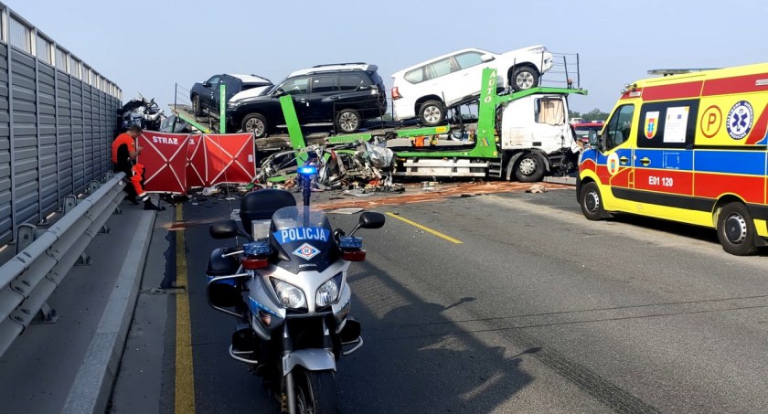 Kierowca toyoty zjechał na lewy pas. Tam zderzył się ze skodą. Mężczyzna nie przeżył wypadku, zginął na miejscu