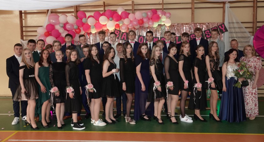 Egzamin ósmoklasisty. Najlepiej poszedł angielski. Uczennica Dwójki napisała wszystkie przedmioty na 100 procent
