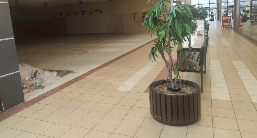 Ewakuacja klientów i pracowników Baszty. Strażacy szukali źródła dymu i pyłu