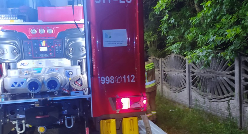 Pożar domu jednorodzinnego Bloku Dobryszyce. Mężczyzna został zabrany do szpitala 