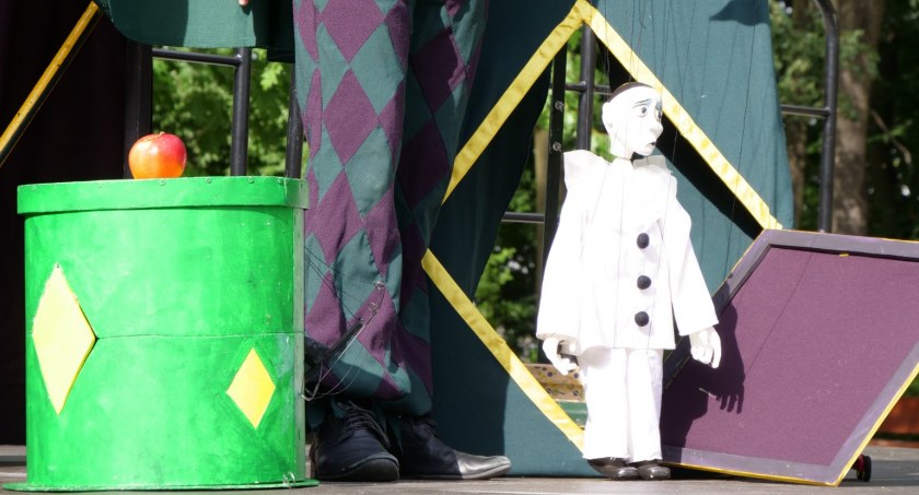 Najmłodsi obejrzeli marionetkowy spektakl „Cyrk Hrynek” w parku Świętojańskim