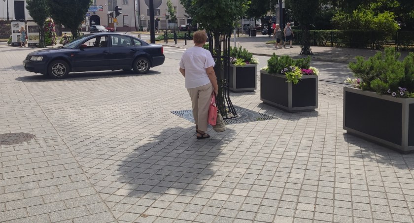 Dokładnie tak to wygląda. Na Reymonta trwa poszukiwania odrobiny cienia. Po remoncie jest o niego bardzo trudno