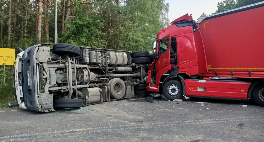 Gałkowice Stare, gmina Kamieńsk: Zderzenie dwóch samochodów ciężarowych, jeden z kierowców poszkodowany