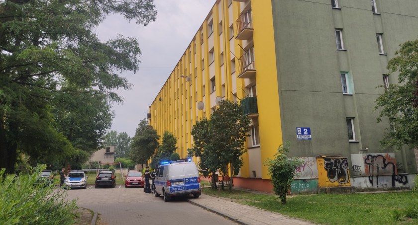 Młoda kobieta wyskoczyła z okna bloku przy ulicy Piastowskiej. Pierwszej pomocy udzielili jej strażacy