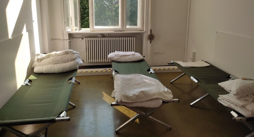[Wideo] Licealistki: Hotel? Spałyśmy na polowych łóżkach. A ten autokar musiałyśmy pchać. Co ten człowiek opowiada?