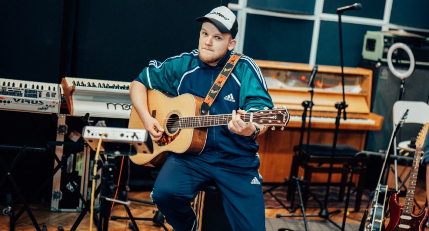 Tysiące godzin ćwiczeń. Multiinstrumentalista Marcin Staś gra koncerty z najpopularniejszymi gwiazdami