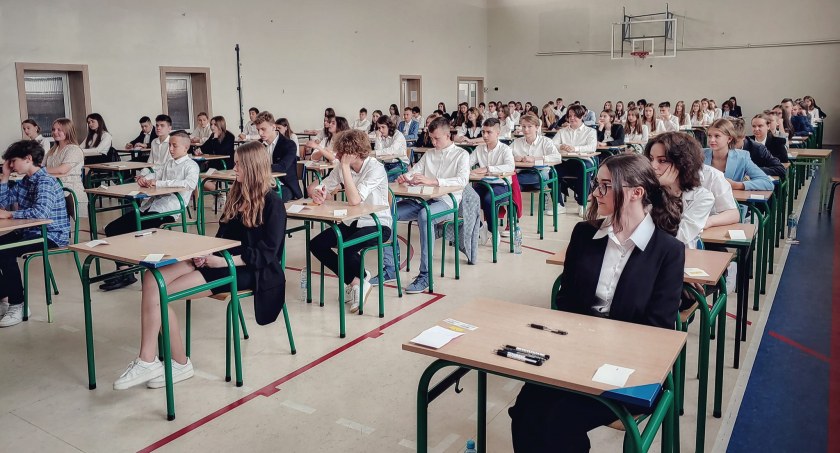 Kolejki w podstawówkach, a potem tylko dwa dni na złożenie dokumentów w szkołach średnich. Rodzice pytają: Dlaczego?