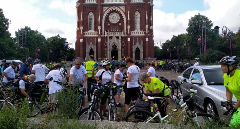 XVII Ogólnopolska Pielgrzymka Rowerowa. Zbiórka na placu 3 Maja koło fontanny