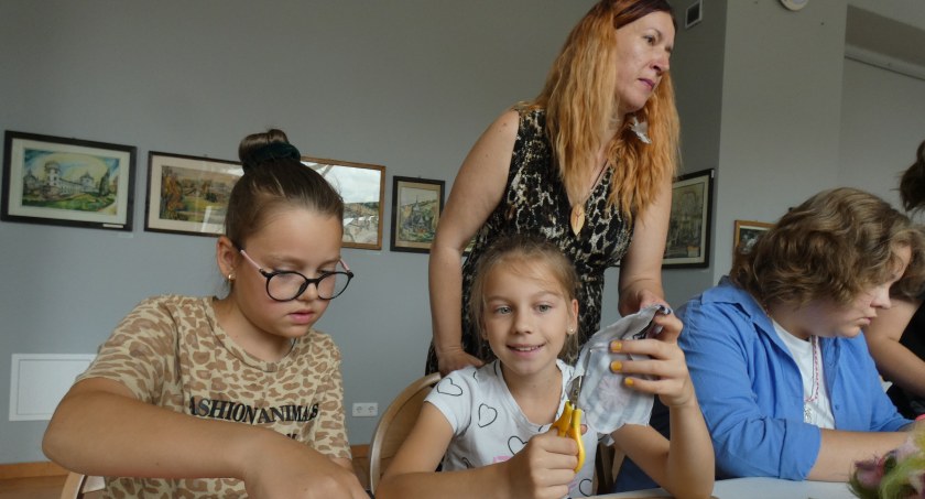 Dzięki autorskiej metodzie filcowania dzieci stworzyły piękne krajobrazy i kolorowe trójwymiarowe zwierzątka