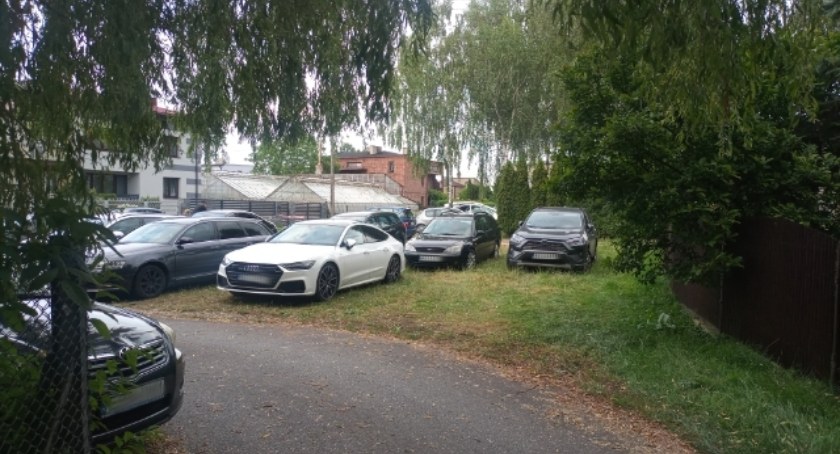 Czytelnik: przyjeżdżają oglądać zwierzęta, ale parkują na zielonym. Pan Wojciech: Mamy parking, zwracamy gościom uwagę