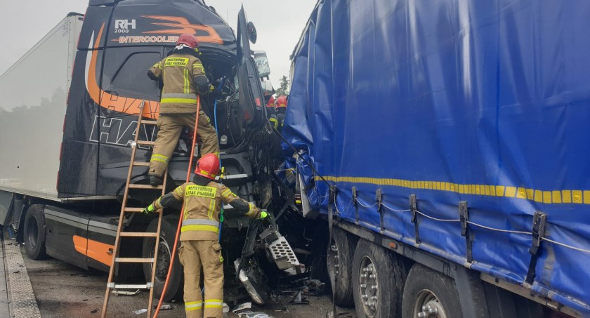Zderzenie czterech aut ciężarowych na autostradzie A1. Jednym z nim kierowała kobieta. Nitka na Gdańsk jest zablokowana