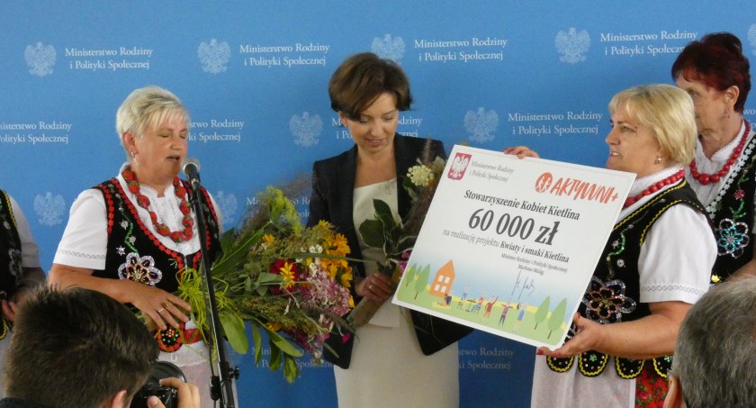 [ZDJĘCIA] Marlena Maląg: Odkąd przejęliśmy władzę, stawiamy na rodzinę. Minister rodziny spotkała się z radomszczanami