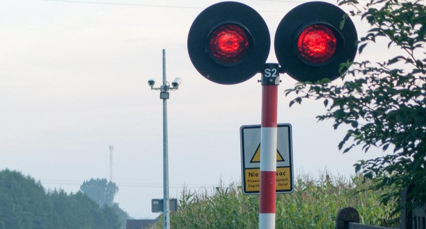 Kierowca zignorował czerwone światło i wjechał na przejazd. Zapora spadła na chłodnię, mężczyzna pojechał dalej