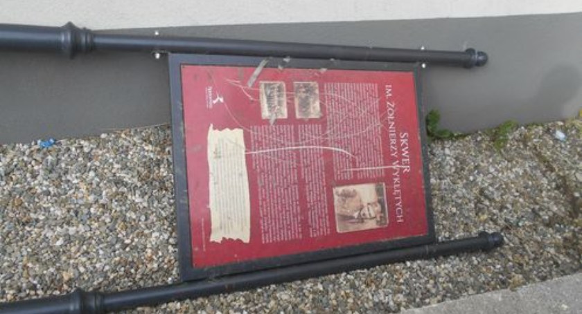 Tablica ze skweru KWP przy Żeromskiego trafiła za budynek urzędu miasta. Pan Krzysztof: Tam, gdzie niektórzy załatwiają swoje potrzeby