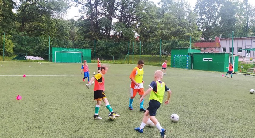 Klub piłkarski z Gomunic prowadzi nabór do nowych drużyn: trampkarzy, młodzików i żaków