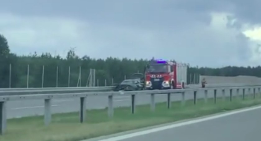 Na autostradzie A1 w miejscowości Brodowe osobówka zderzyła się z samochodem ciężarowym