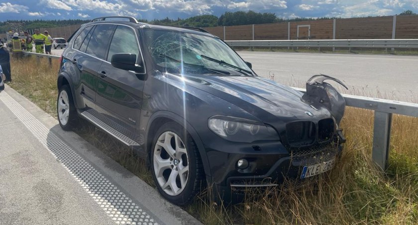 Kolejna kolizja na autostradzie A1. Kierowca BMW wjechał w barierki energochłonne