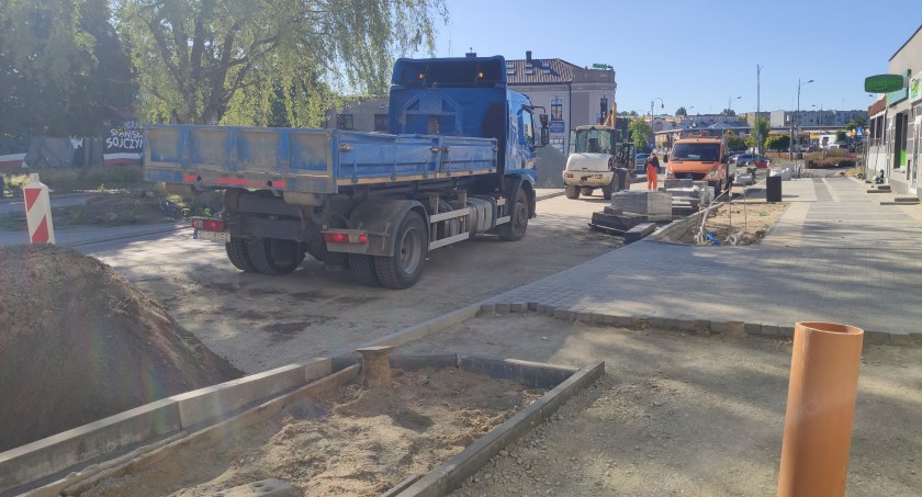 Remont Żeromskiego. W tym tempie na pewno się nie wyrobią - mówią właściciele sklepów. Miasto uspokaja: terminy nie są zagrożone